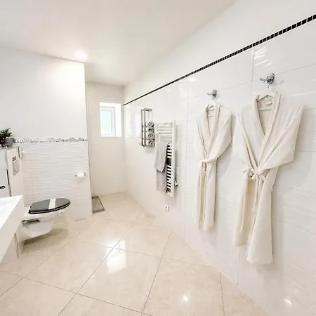 La Biche Au Bois Piscine Chauffee Jacuzzi Vakantiehuis *