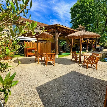 La Biche Au Bois Piscine Chauffee Jacuzzi Vakantiehuis *