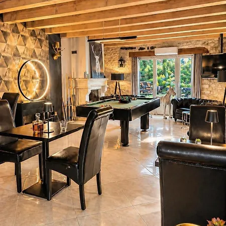 La Biche Au Bois Piscine Chauffee Jacuzzi Vakantiehuis *
