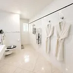 La Biche Au Bois Piscine Chauffee Jacuzzi بيت للعطل *
