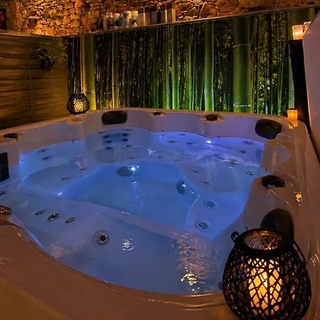 La Biche Au Bois Piscine Chauffee Jacuzzi Nyaraló *