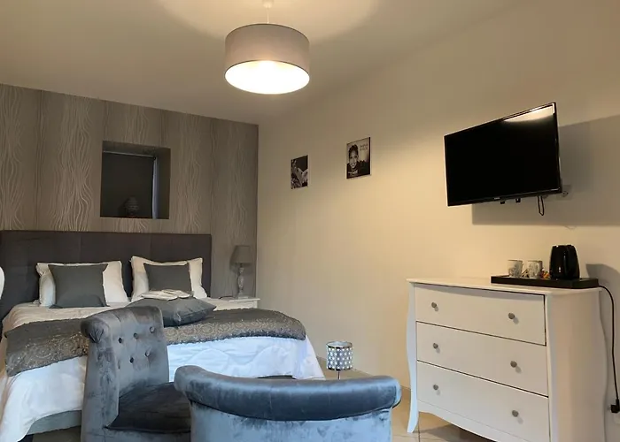 La Biche Au Bois Piscine Chauffee Jacuzzi Feriehus Cazals (Lot)